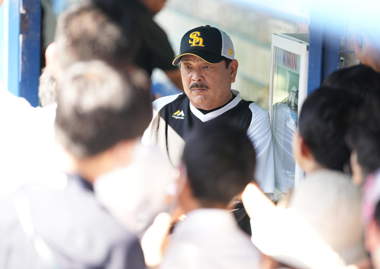 ロッテ対ソフトバンク　試合前、取材に応じるソフトバンク藤本監督（撮影・鈴木みどり）