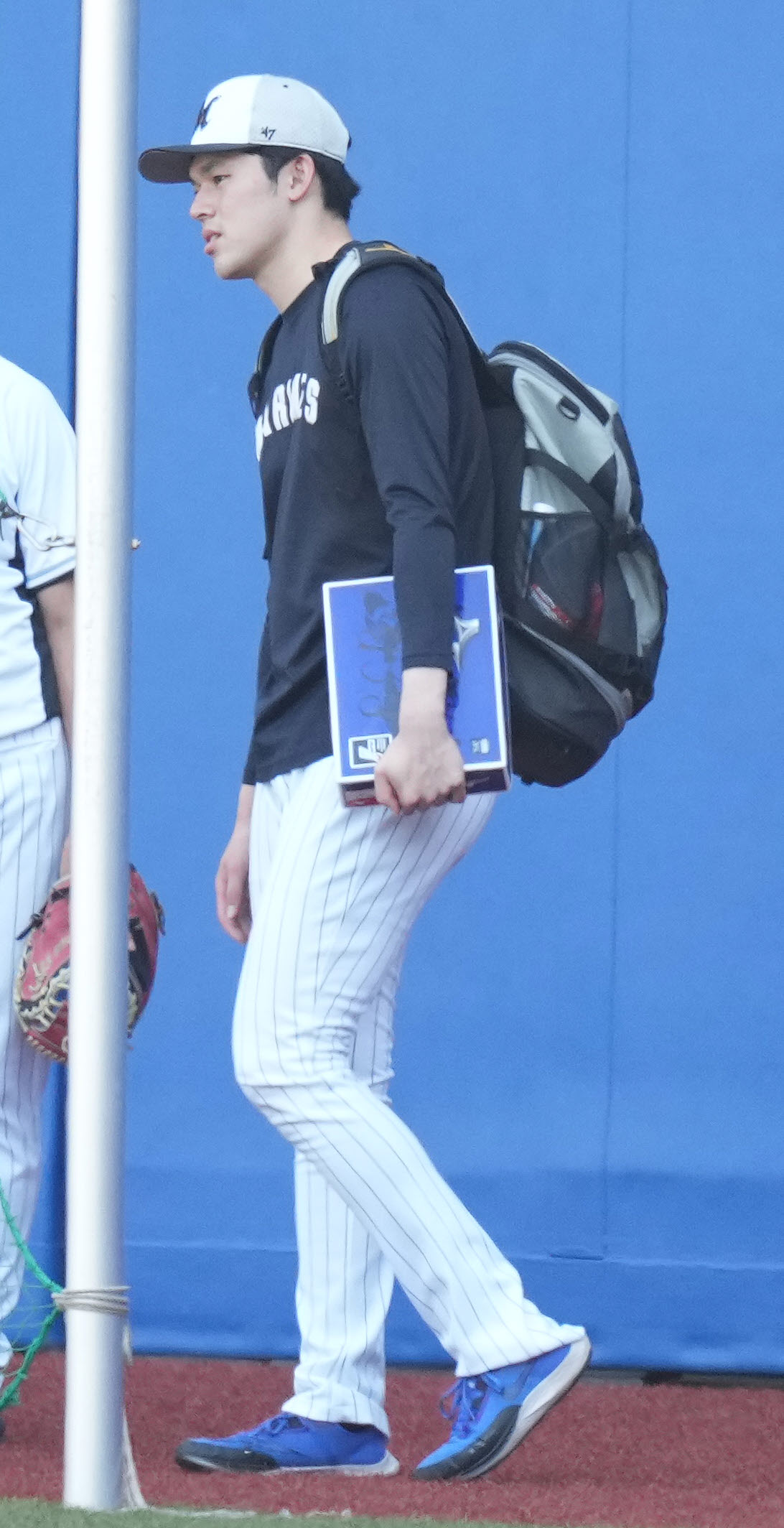 ロッテ対ソフトバンク　試合前練習を終えたロッテ佐々木朗（撮影・鈴木みどり）