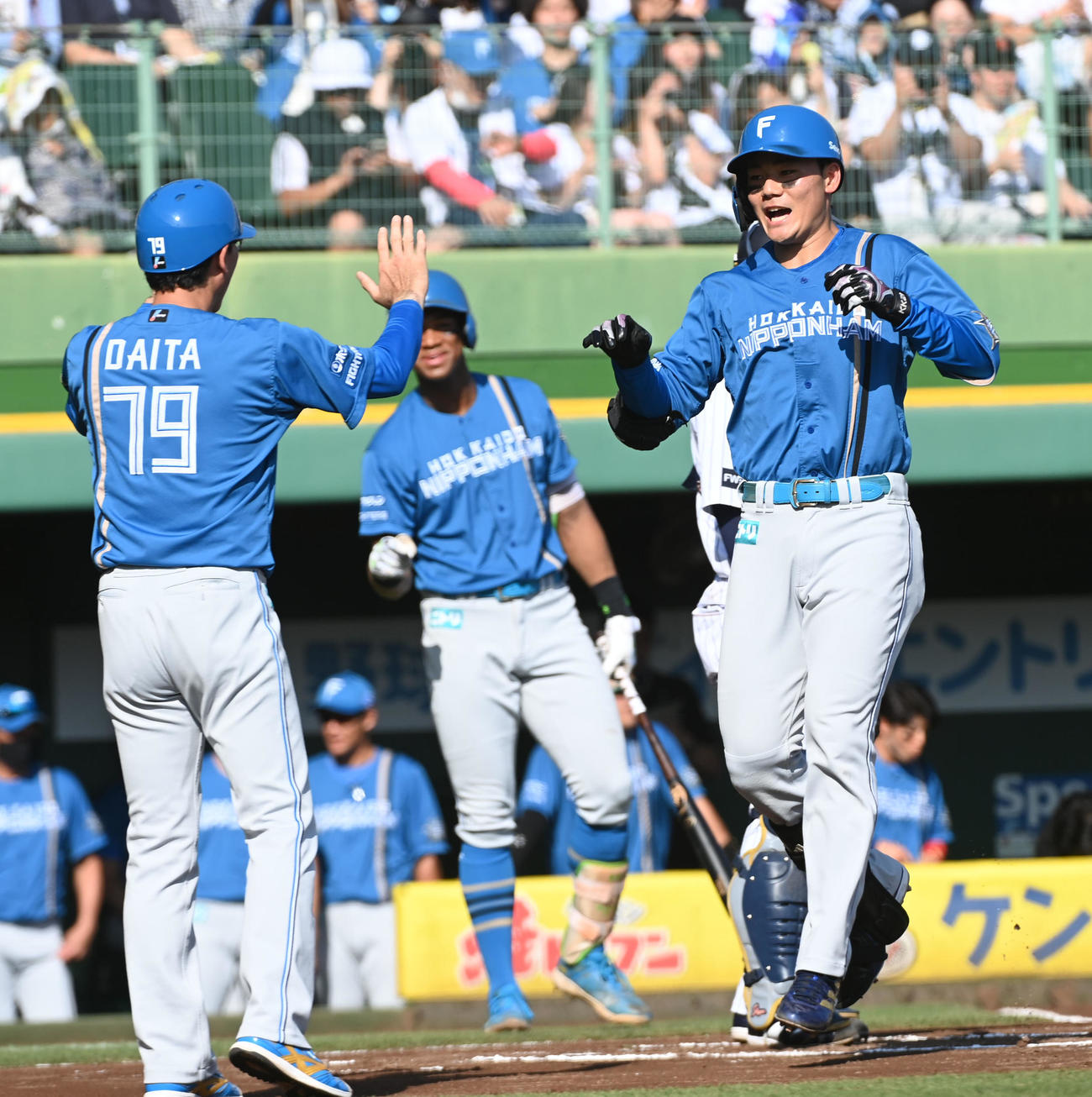 オリックス対日本ハム　1回表日本ハム2死、清宮（右）は右越え先制本塁打を放ち代田コーチの祝福に笑顔を見せる（撮影・前岡正明）