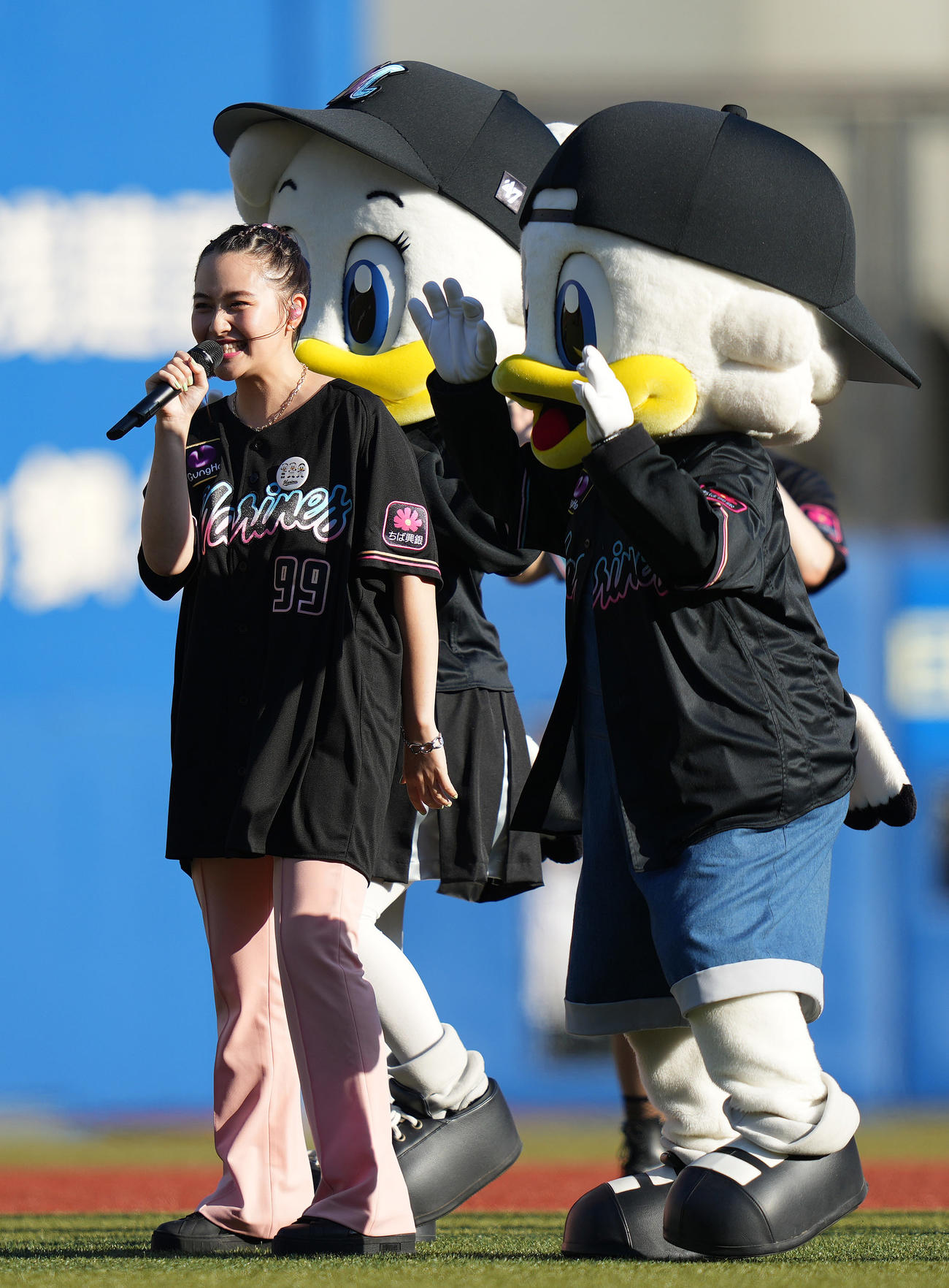 ロッテ対ソフトバンク　試合前、パフォーマンスする有華（撮影・鈴木みどり）
