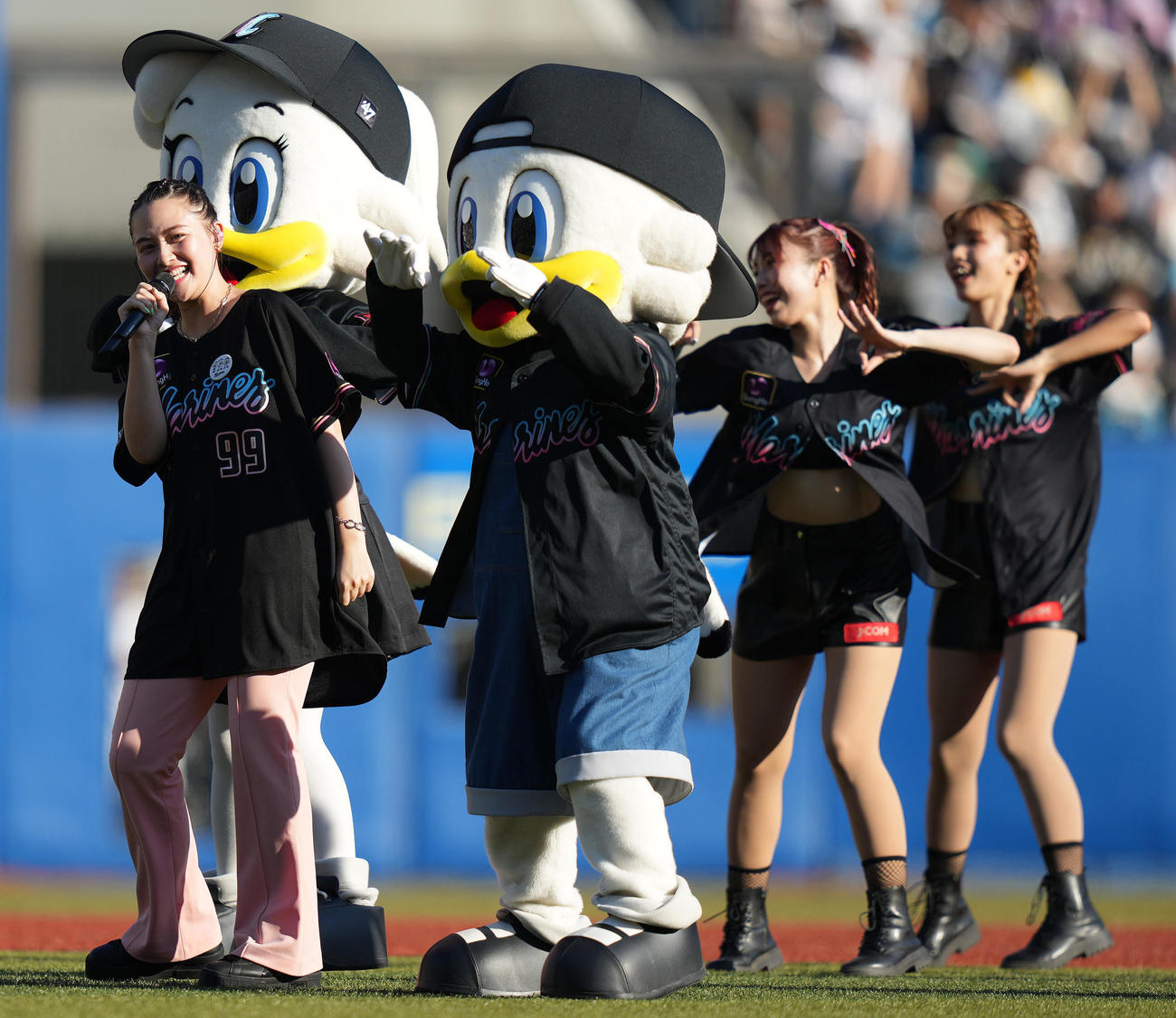ロッテ対ソフトバンク　試合前、パフォーマンスする有華（撮影・鈴木みどり）