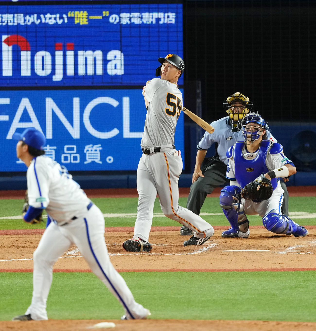 DeNA対巨人　7回表巨人2死、右中間へ本塁打を放つ秋広。投手山崎（撮影・横山健太）