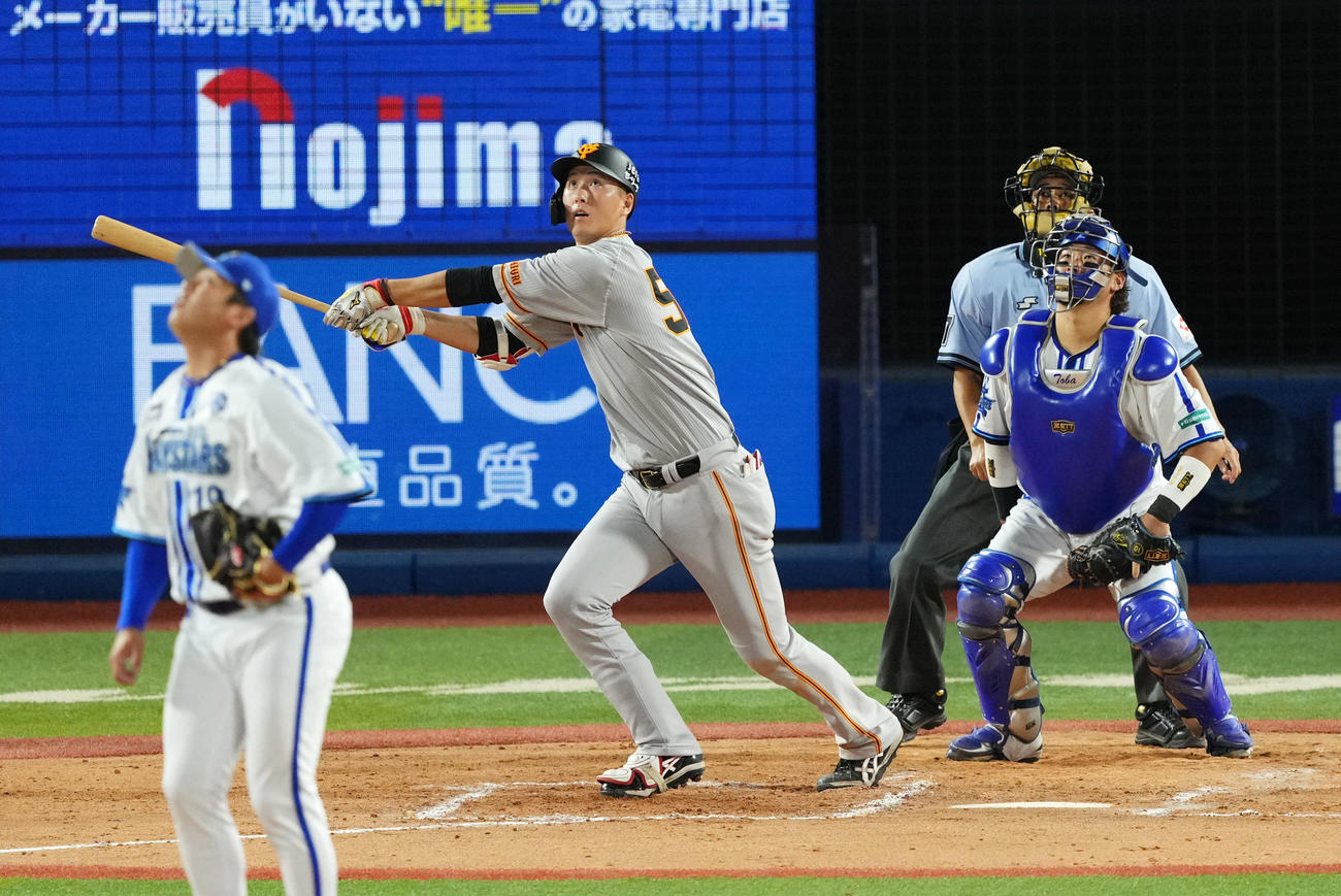DeNA対巨人　7回表巨人2死、右中間へ本塁打を放つ秋広。投手山崎（撮影・横山健太）