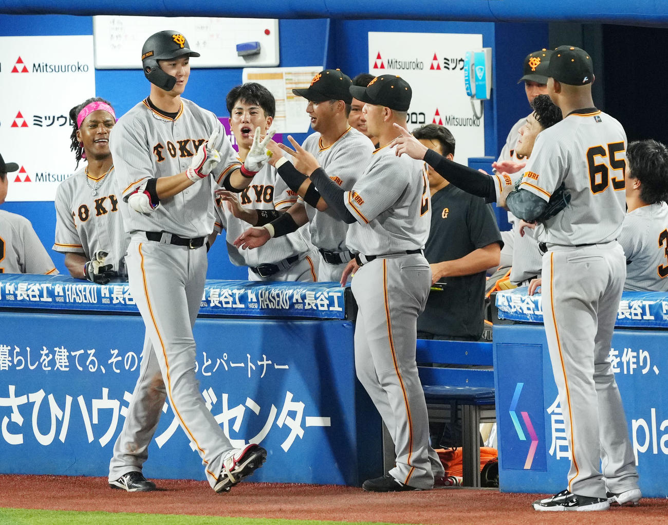 DeNA対巨人　7回表巨人2死、右中間へ本塁打を放ち笑顔でポーズを決める秋広（左から2人目）（撮影・横山健太）