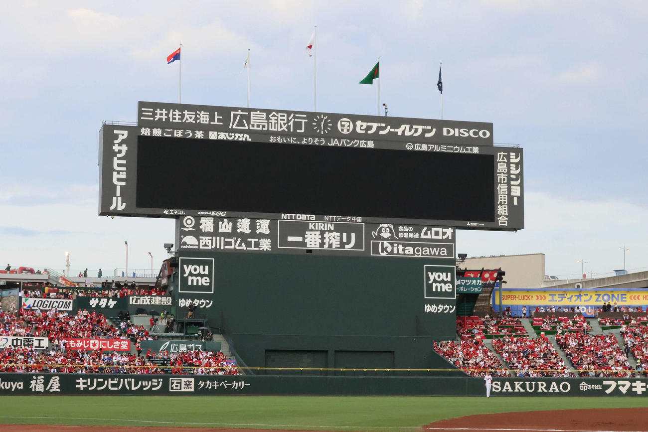 広島対中日　1回表中日、中日の攻撃中に大型ビジョンの表示が突然消えた（撮影・加藤孝規）