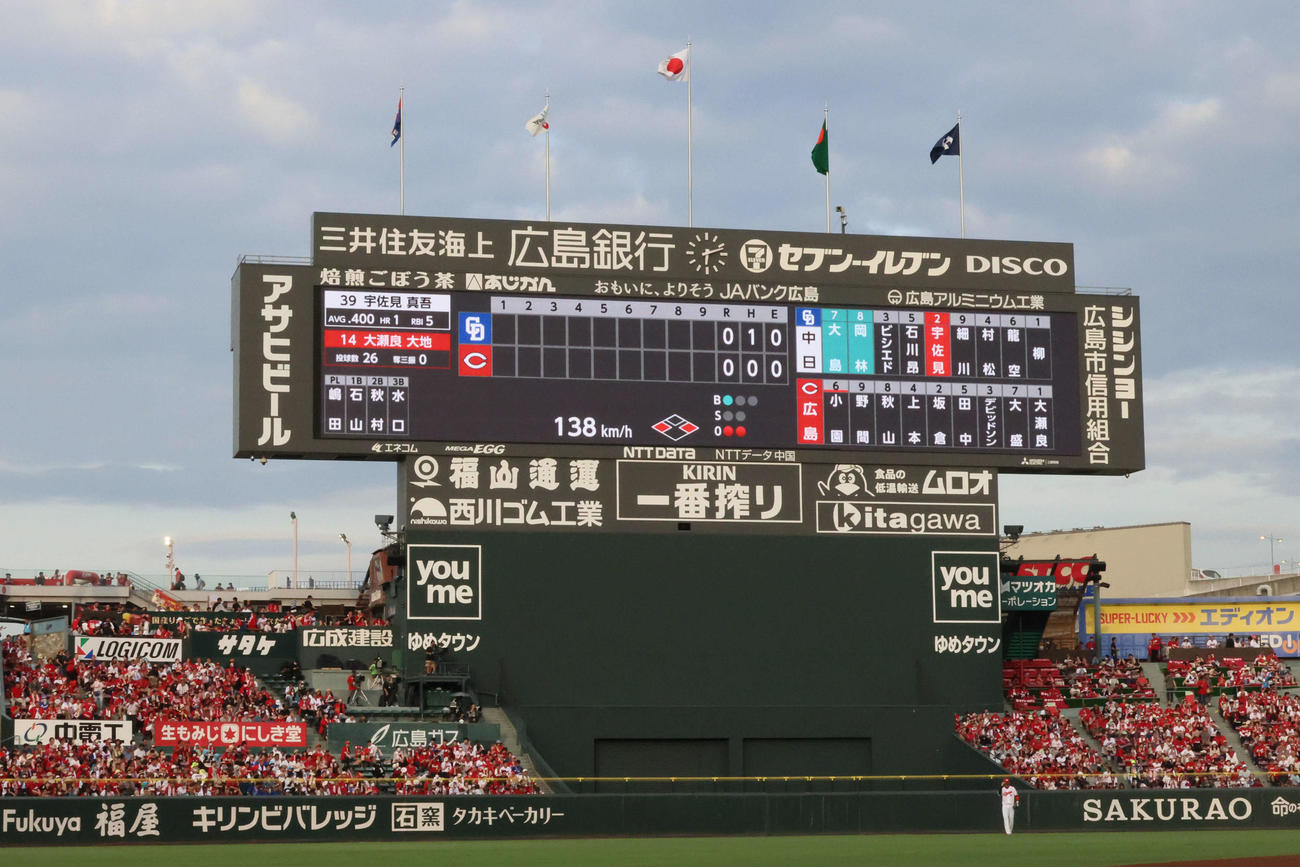 広島対中日　1回表中日、中日の攻撃中に大型ビジョンの表示が突然消えた。しばらくして回復（撮影・加藤孝規）