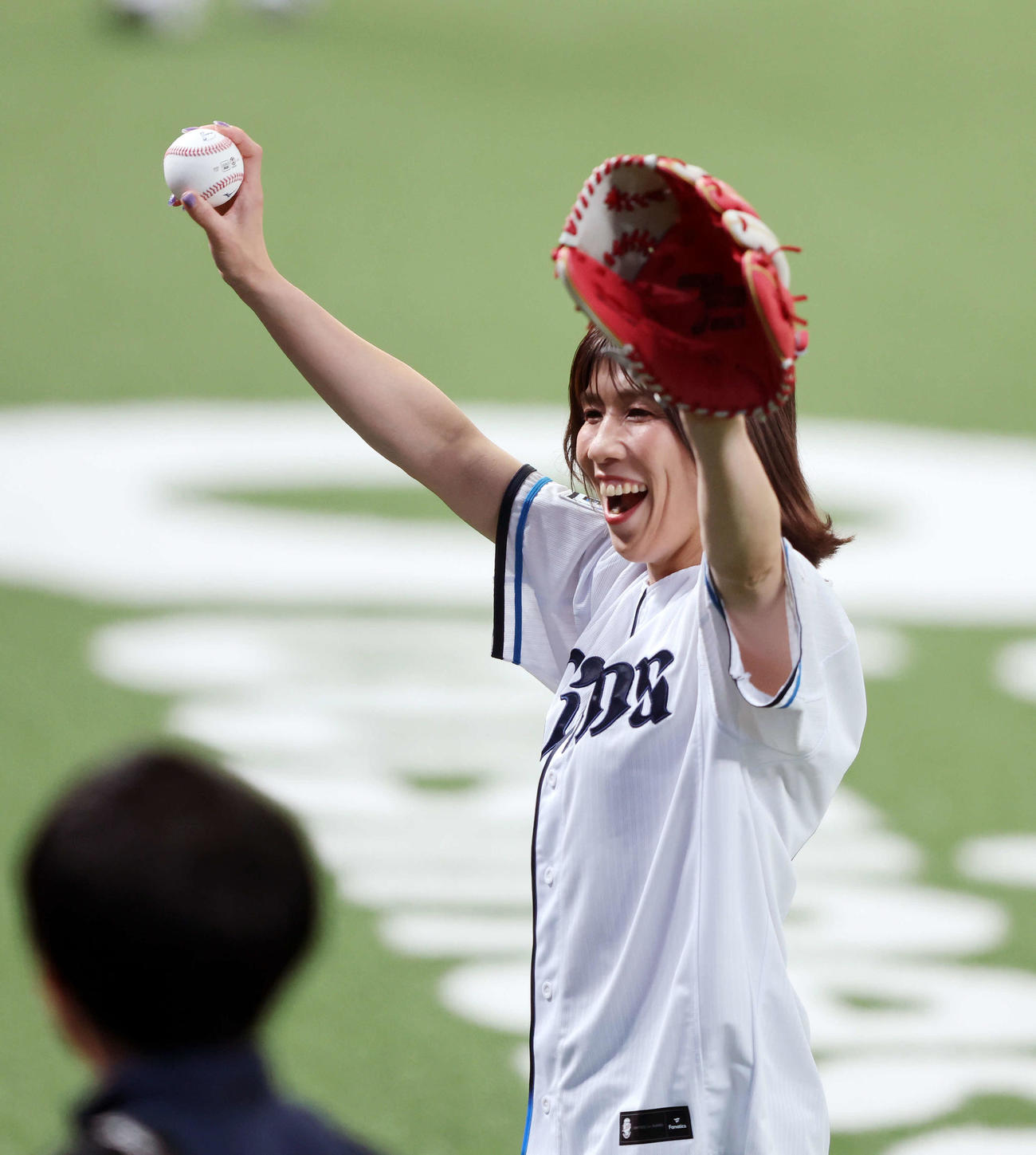 西武対楽天　始球式を終え笑顔を見せる吉田沙保里さん（撮影・鈴木正人）