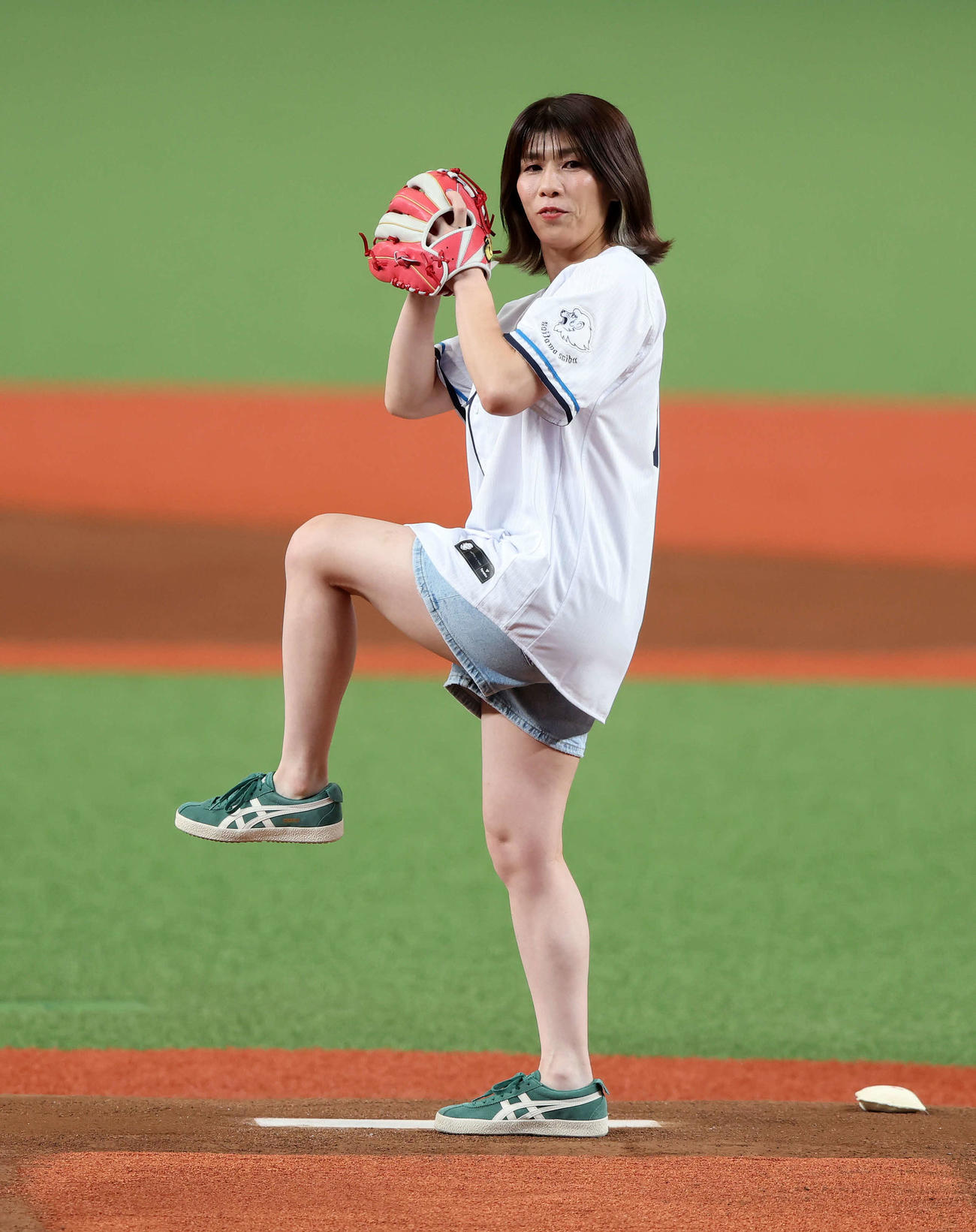 西武対楽天　始球式に臨む吉田沙保里さん（撮影・鈴木正人）