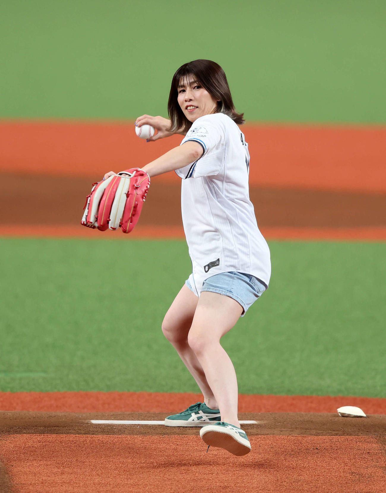 西武対楽天　始球式に臨む吉田沙保里さん（撮影・鈴木正人）