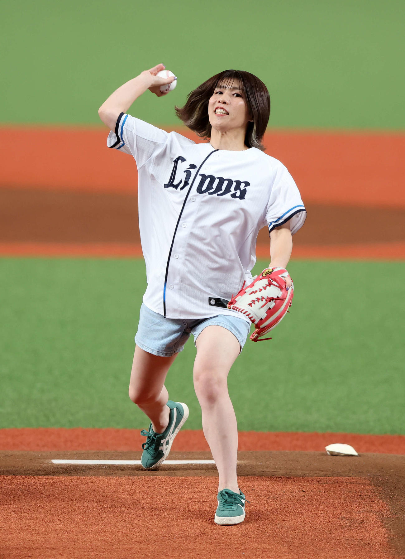 西武対楽天　始球式に臨む吉田沙保里さん（撮影・鈴木正人）