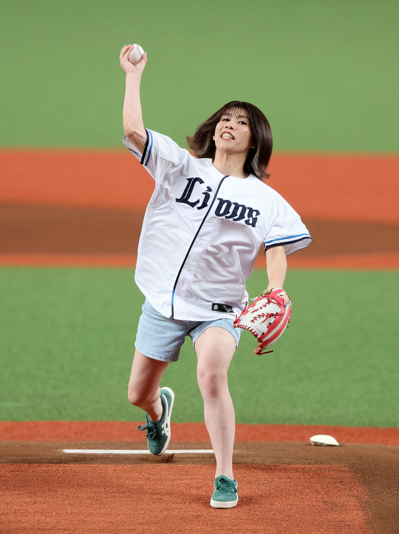 西武対楽天　始球式に臨む吉田沙保里さん（撮影・鈴木正人）