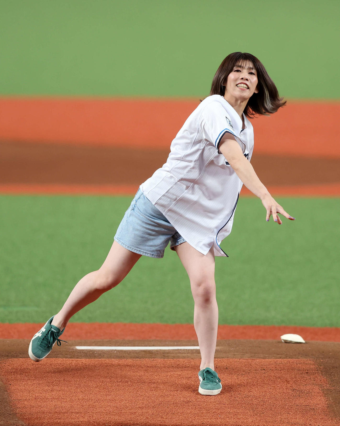 西武対楽天　始球式に臨む吉田沙保里さん（撮影・鈴木正人）