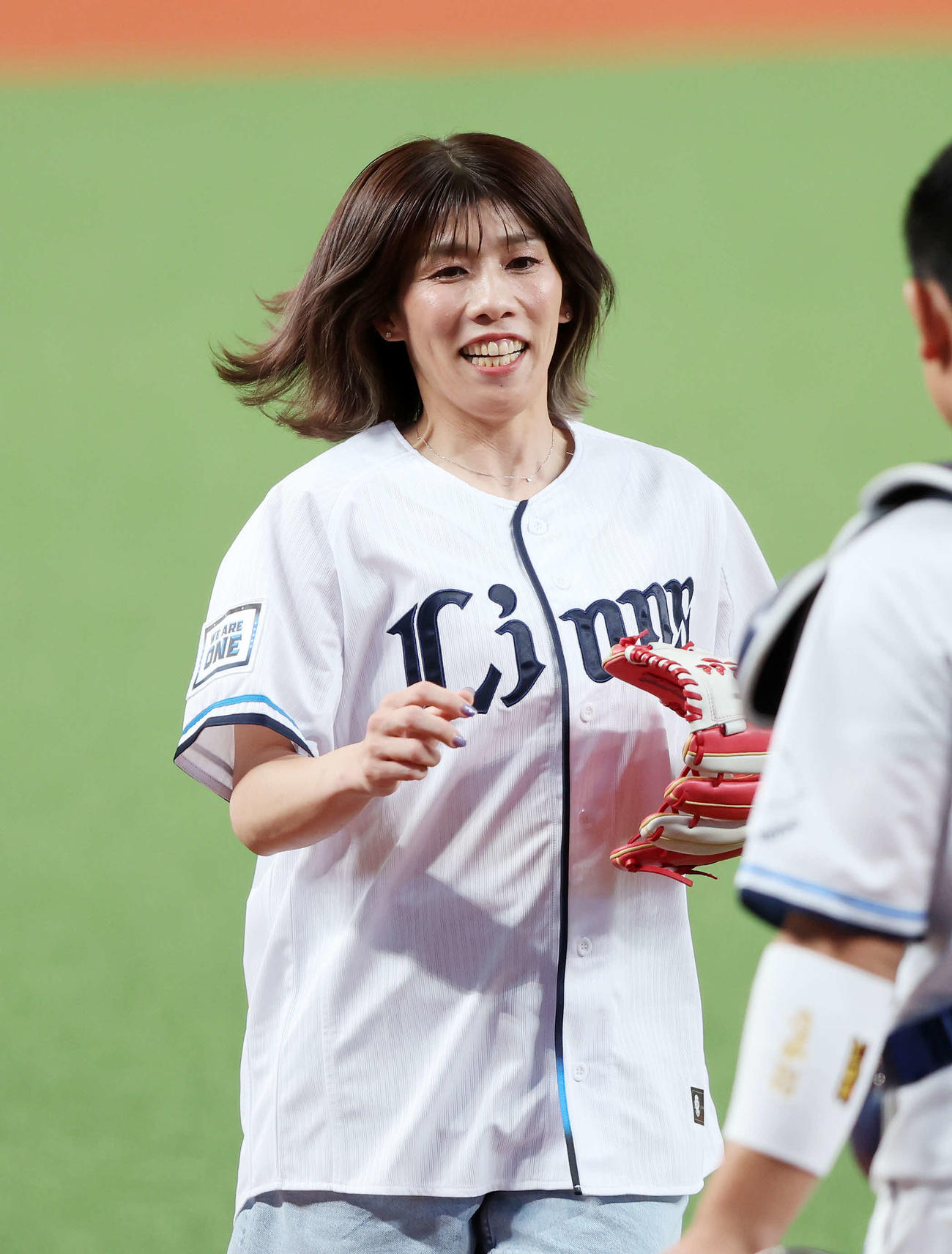 西武対楽天　始球式を終え笑顔を見せる吉田沙保里さん（撮影・鈴木正人）