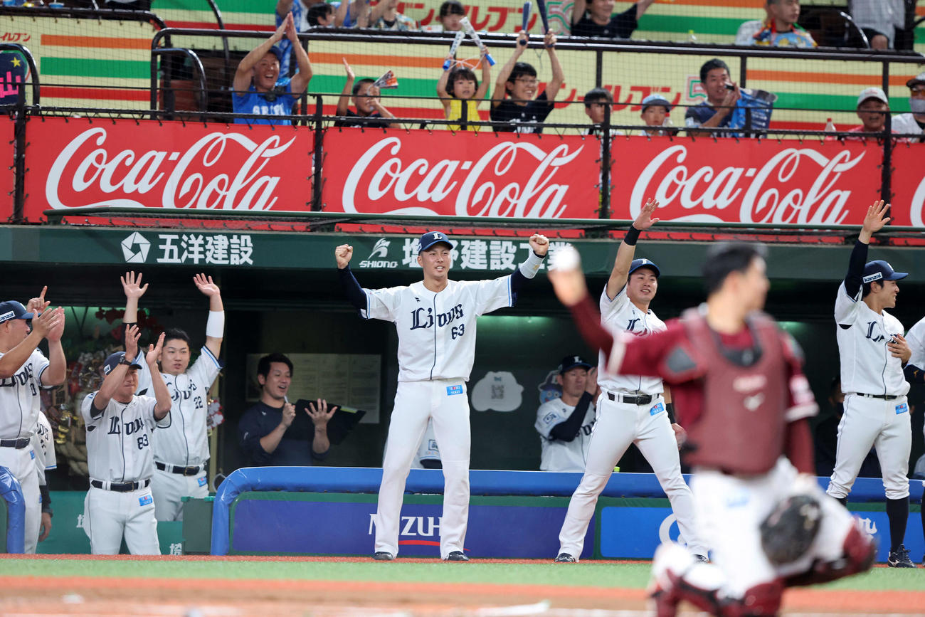 西武対楽天　1回裏西武2死一、二塁、栗山の右前適時打を喜ぶ選手たち（撮影・鈴木正人）