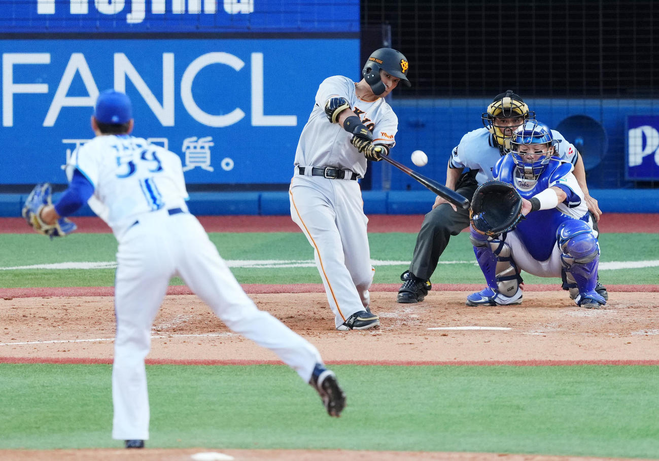 DeNA対巨人　5回表巨人無死一塁、右越え2点本塁打を放つ吉川。投手平良（撮影・横山健太）