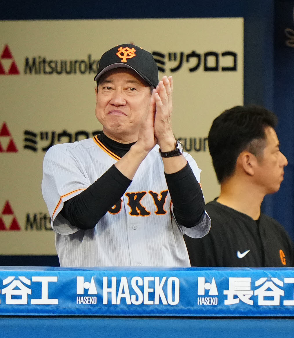 DeNA対巨人　5回表巨人無死一塁、吉川が先制2点本塁打を放ち、ベンチで拍手する原監督（撮影・江口和貴）