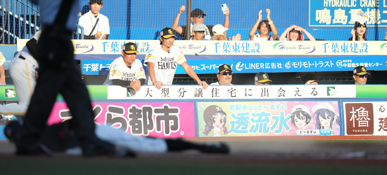 ロッテ対ソフトバンク　2回裏ロッテ2死一、二塁、佐藤都の右2点適時二塁打で二塁走者岡が生還し、ぼうぜんとする藤本監督（中央）（撮影・鈴木みどり）