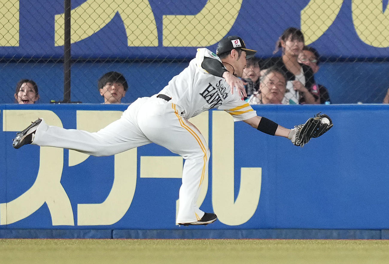 ロッテ対ソフトバンク　7回裏ロッテ無死、佐藤都の左飛を好捕する近藤（撮影・鈴木みどり）
