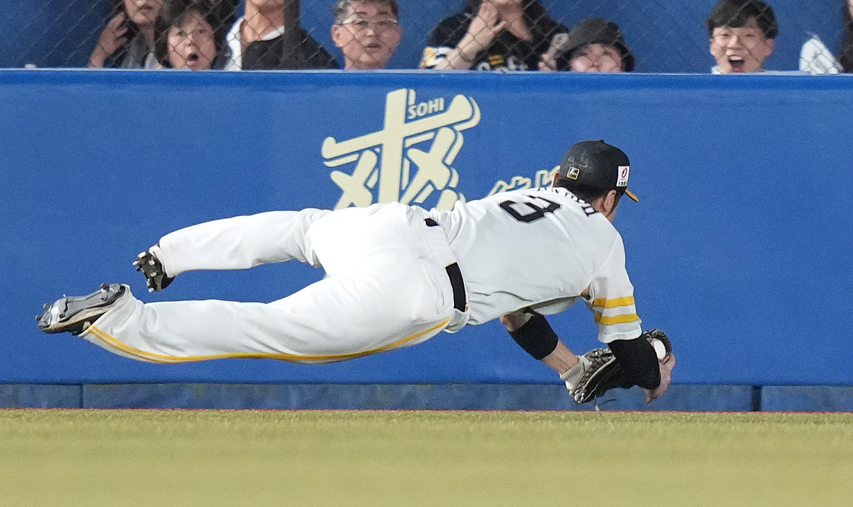 ロッテ対ソフトバンク　7回裏ロッテ無死、佐藤都の打球を好捕する左翼手近藤（撮影・鈴木みどり）