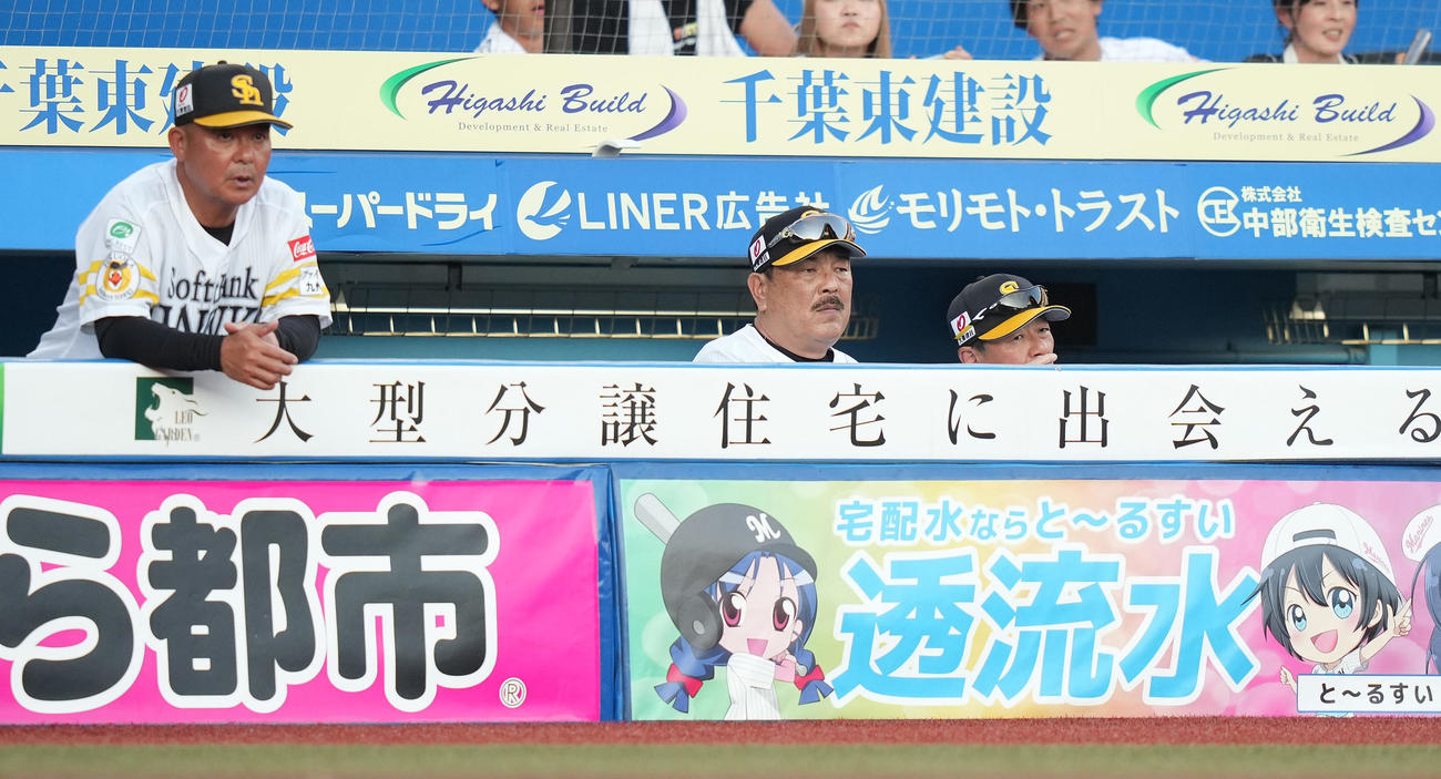ロッテ対ソフトバンク　3回裏ロッテ2死一塁、板東がポランコに四球を与えた後、浮かない表情の藤本監督（中央）（撮影・鈴木みどり）