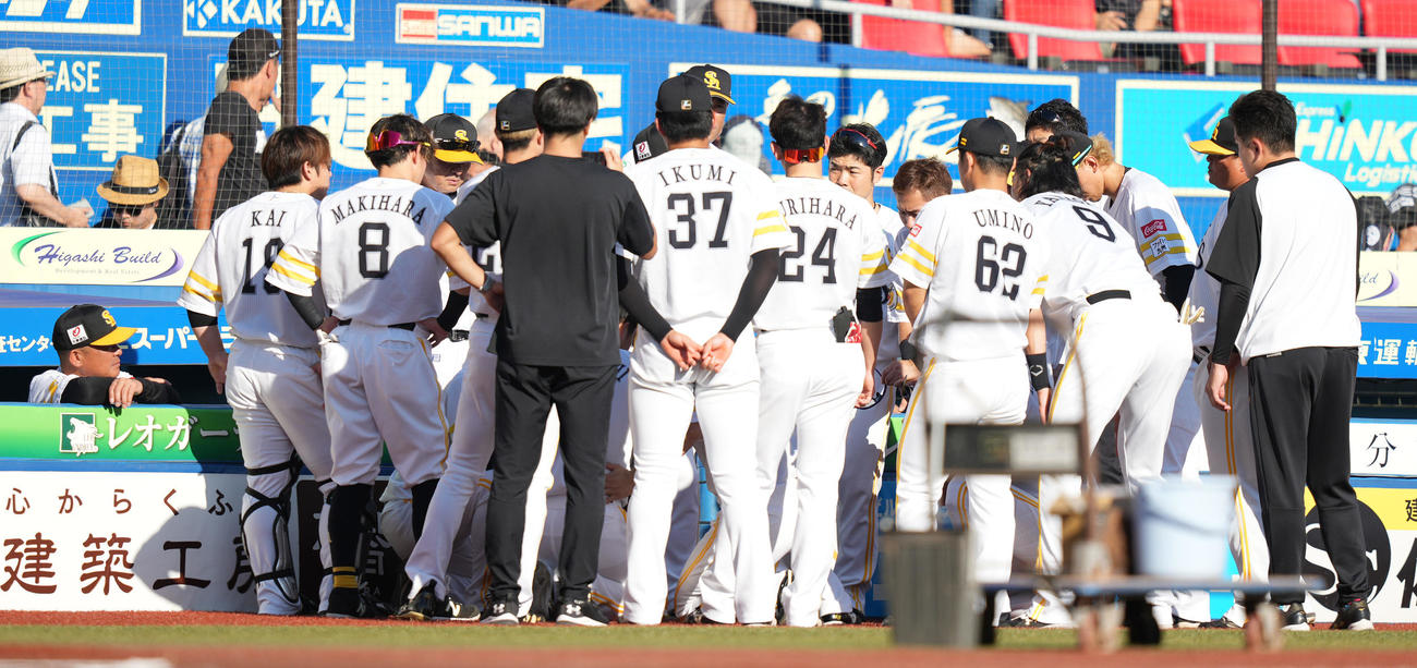 ロッテ対ソフトバンク　試合前、円陣を組むソフトバンクナイン（撮影・鈴木みどり）