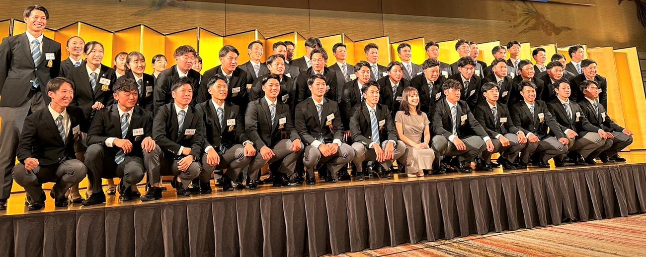 春季リーグ戦、全日本大学野球選手権優勝祝賀会で司会を務めた日本テレビの河出奈都美アナウンサー（前列右から6番目）と記念撮影を行う青学大野球部（撮影・星夏穂）