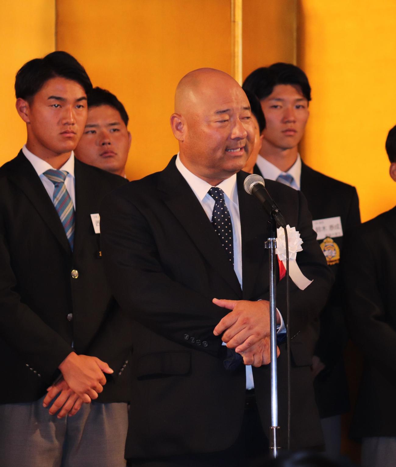 春季リーグ戦、全日本大学野球選手権優勝祝賀会であいさつをする青学大・安藤監督（撮影・星夏穂）