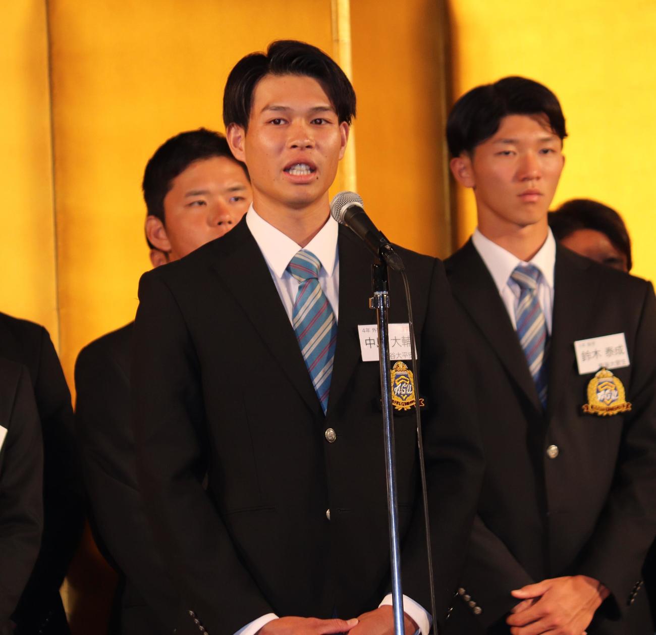 春季リーグ戦、全日本大学野球選手権優勝祝賀会であいさつをする青学大・中島（撮影・星夏穂）