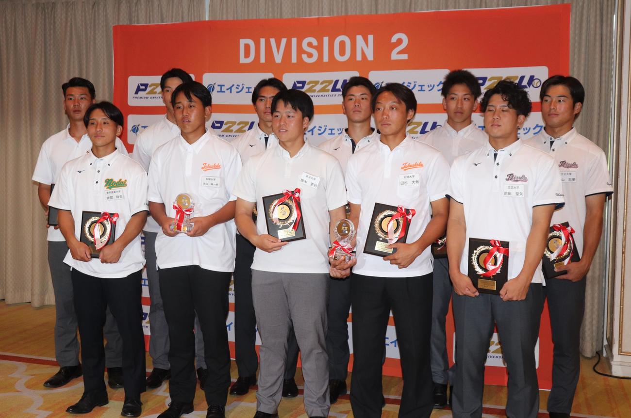 春季リーグ戦2部個人タイトル表彰式で表彰された選手たち。後列右から2番目が東洋大・細野（撮影・星夏穂）