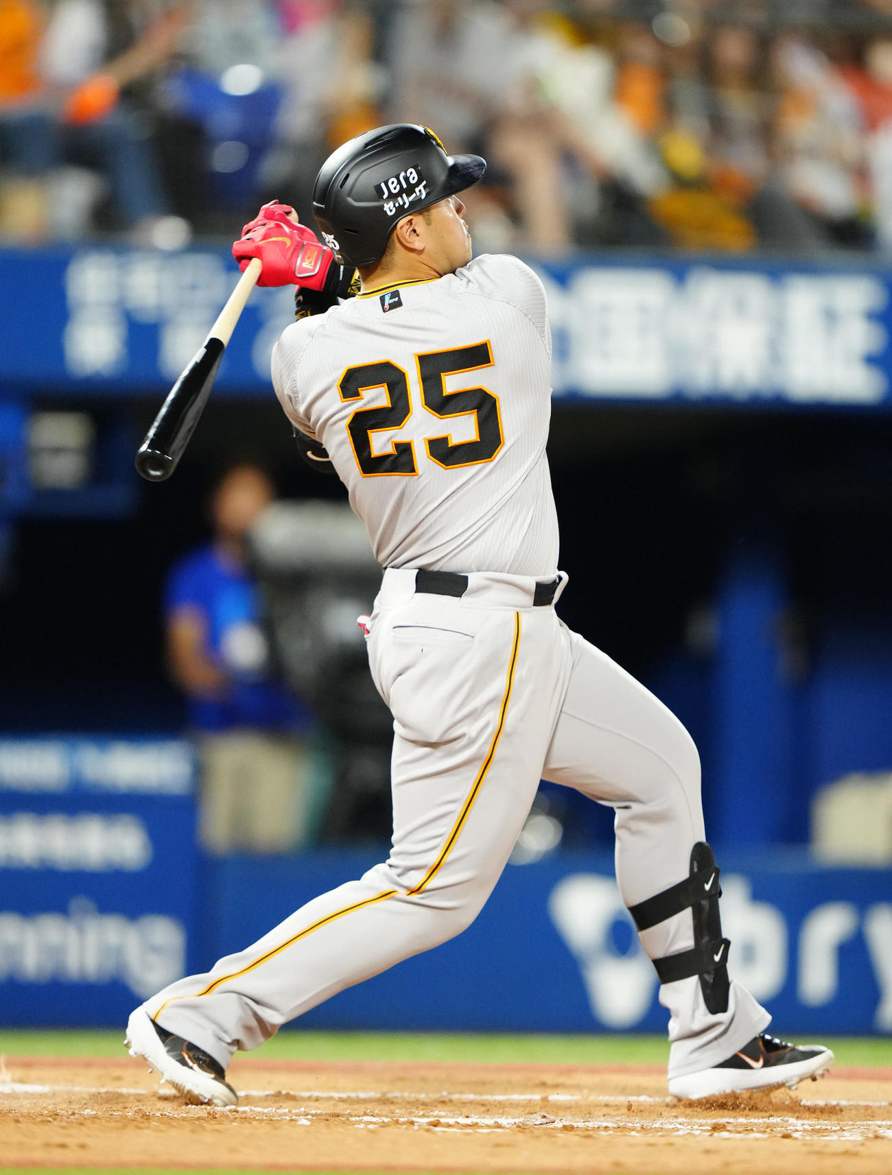 DeNA対巨人　7回表巨人2死、中前打を放つ岡本和（撮影・江口和貴）
