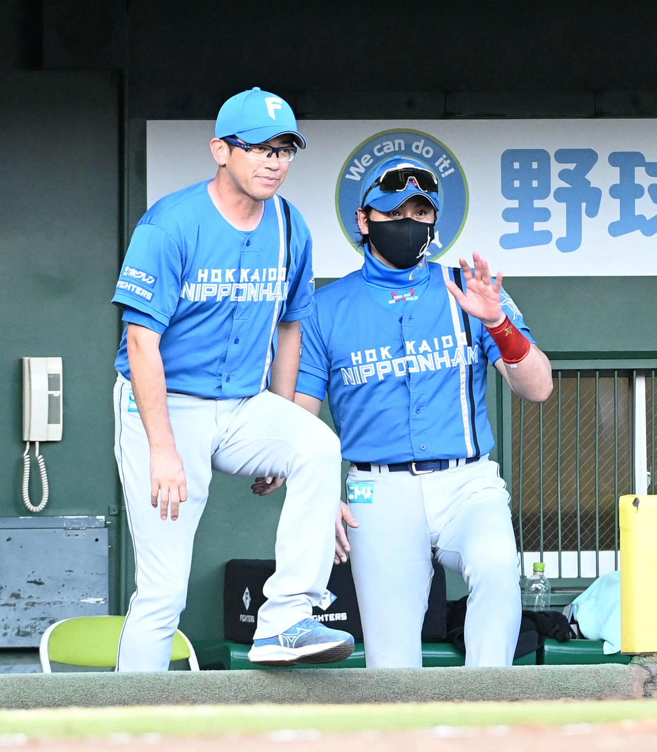 オリックス対日本ハム　7回裏オリックス1死一、二塁、ポンセの交代を告げるためベンチを出る日本ハム新庄監督（右）（撮影・前岡正明）
