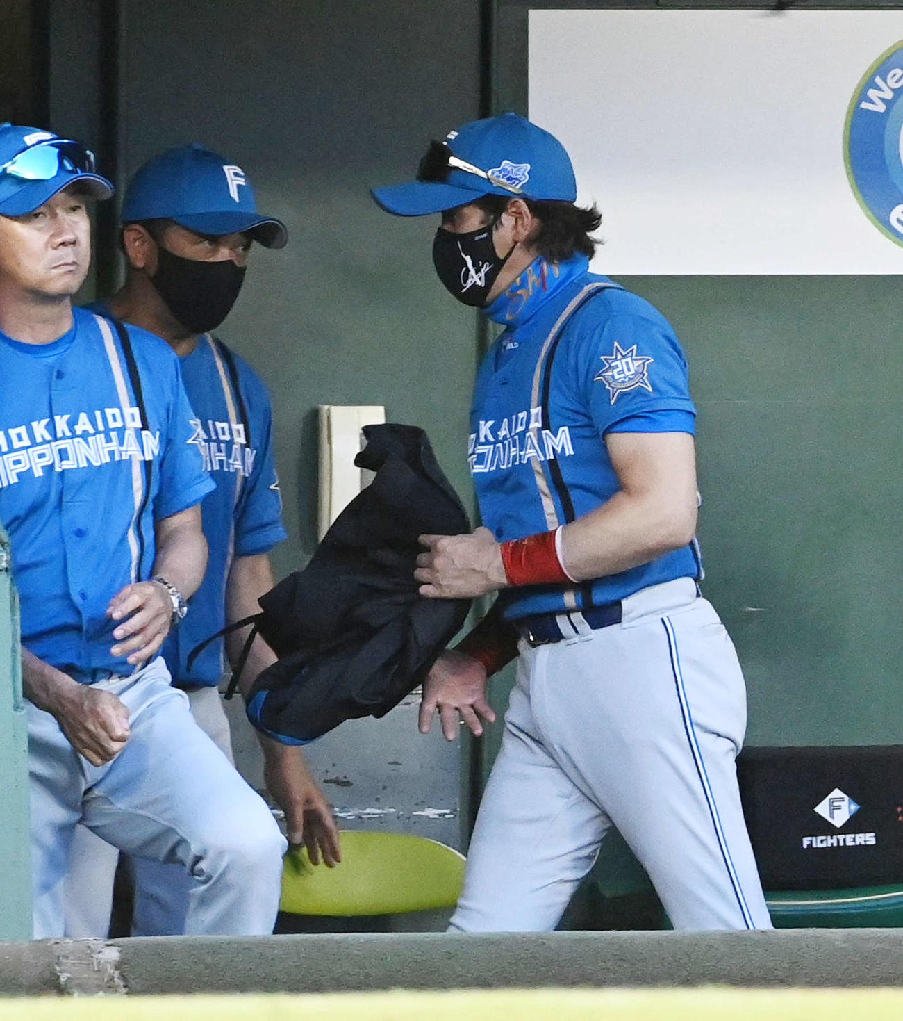 オリックス対日本ハム　オリックスに敗れ12連敗となり、足早に引き揚げる日本ハム新庄監督（撮影・前岡正明）
