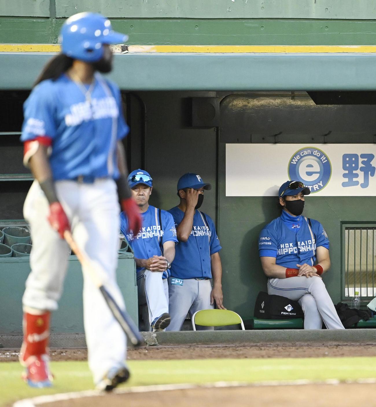 9回の攻撃を見守る日本ハム・新庄監督（右端）（共同）