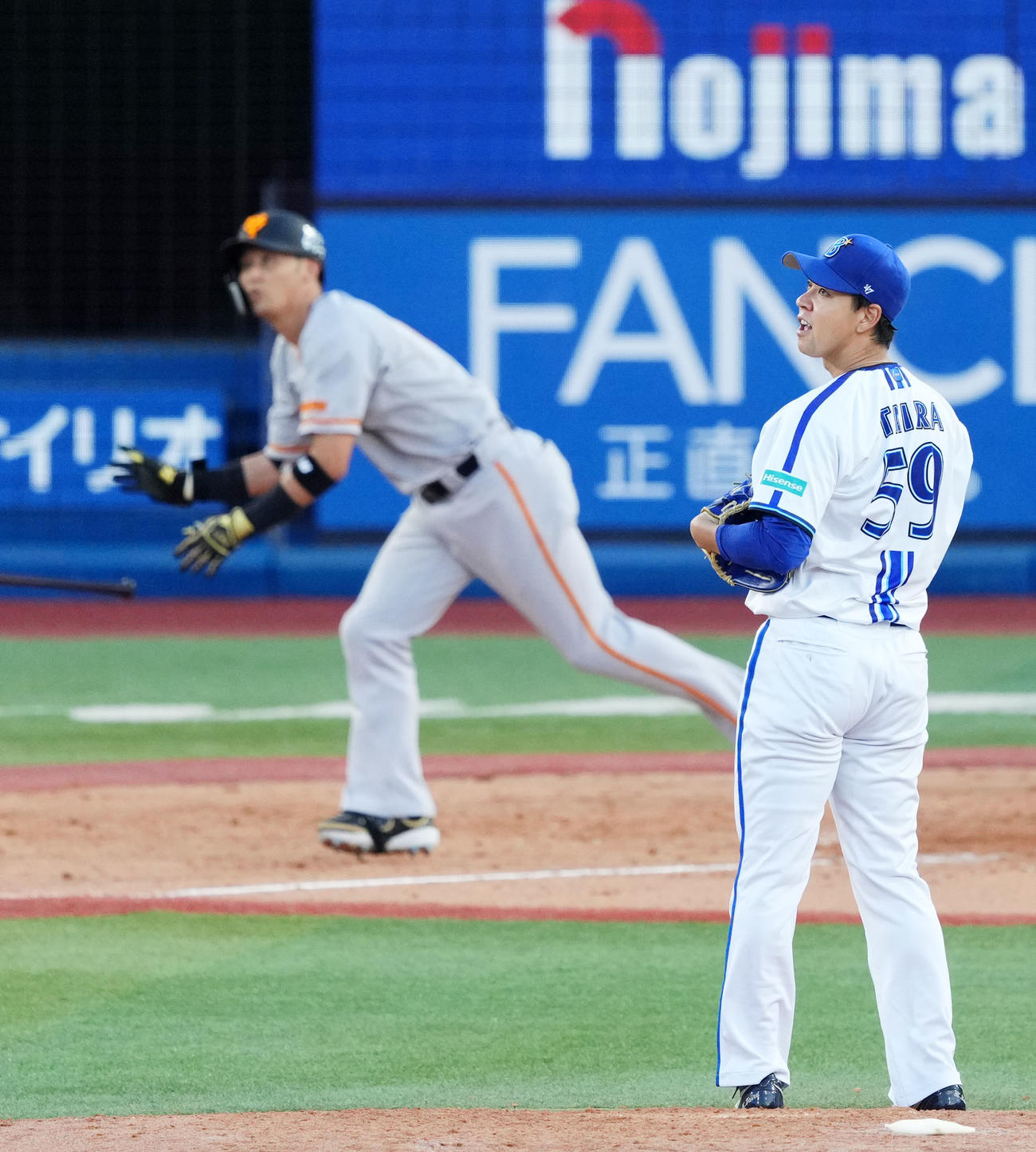 DeNA対巨人　5回表巨人無死一塁、吉川に右越え2点本塁打を浴び打球を見上げる平良（撮影・横山健太）