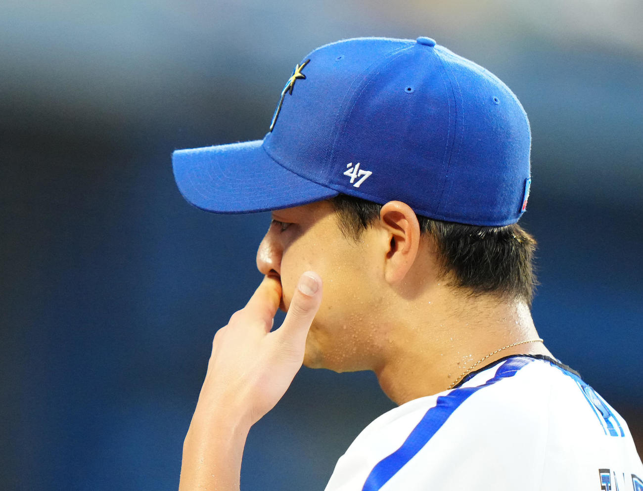 DeNA対巨人　5回表途中で降板するDeNA先発の平良（撮影・江口和貴）