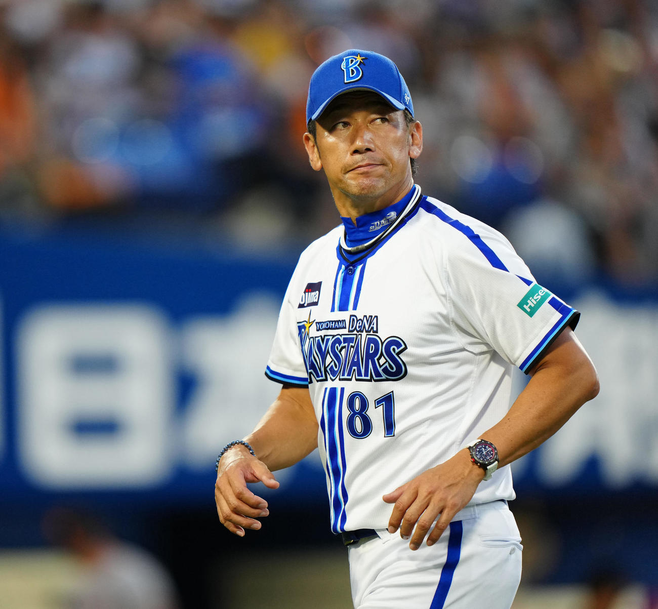 DeNA対巨人　5回表途中、DeNA先発平良の降板を告げ、ベンチに引き揚げる三浦監督（撮影・江口和貴）