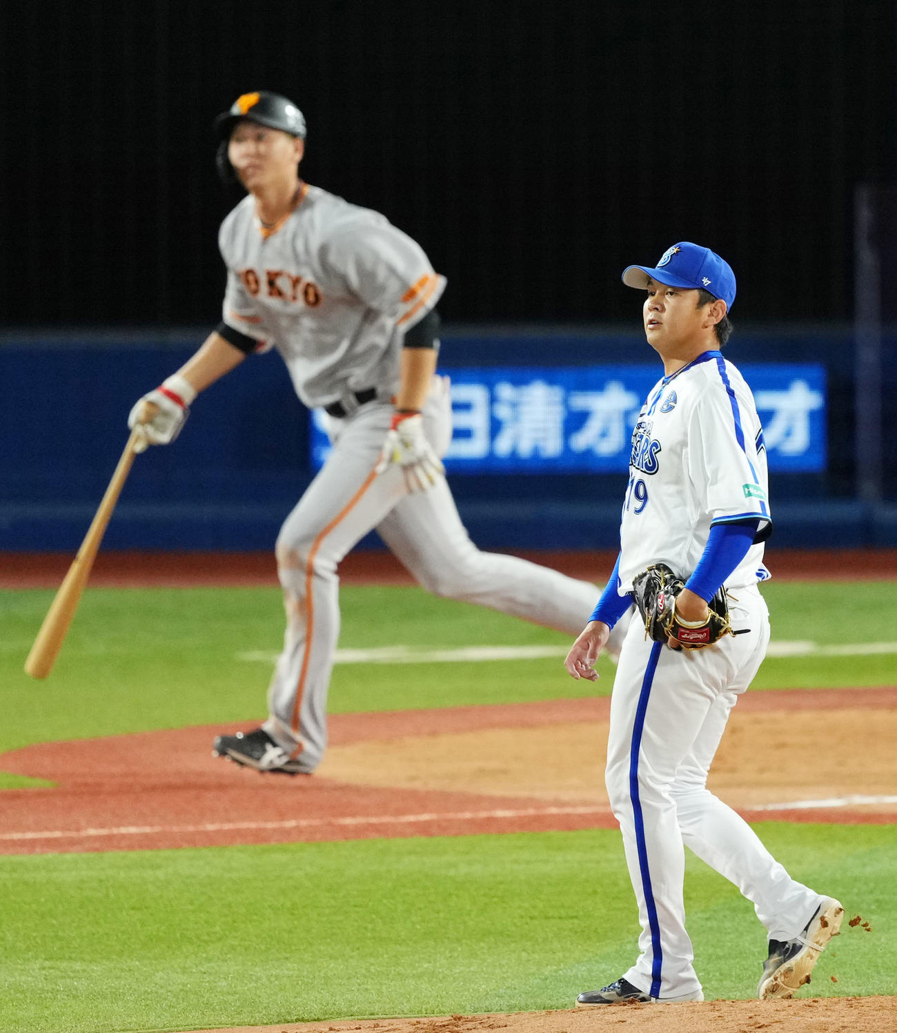 DeNA対巨人　7回表巨人2死、秋広に右中間へ本塁打を浴び打球を見上げる山崎（撮影・横山健太）