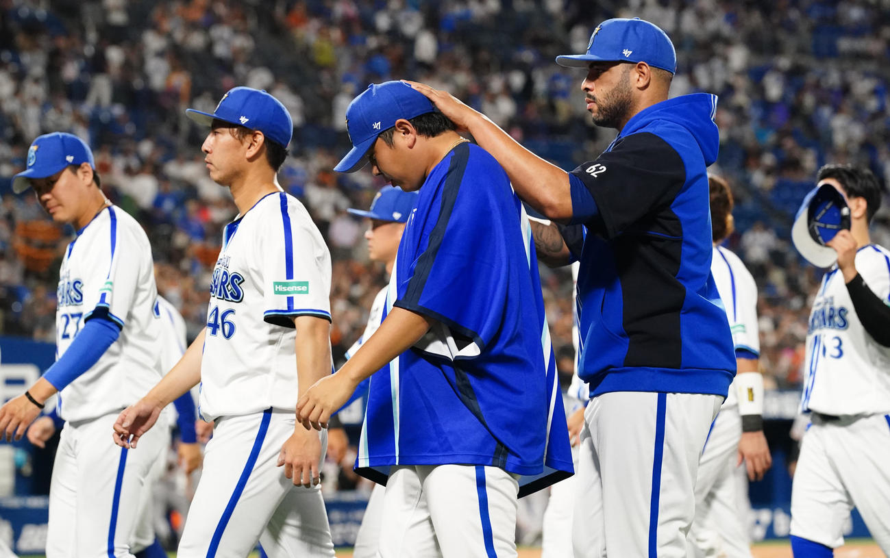 DeNA対巨人　試合後、ファンにあいさつし引き揚げるDeNA山崎（中央）ら。同右はエスコバー（撮影・江口和貴）