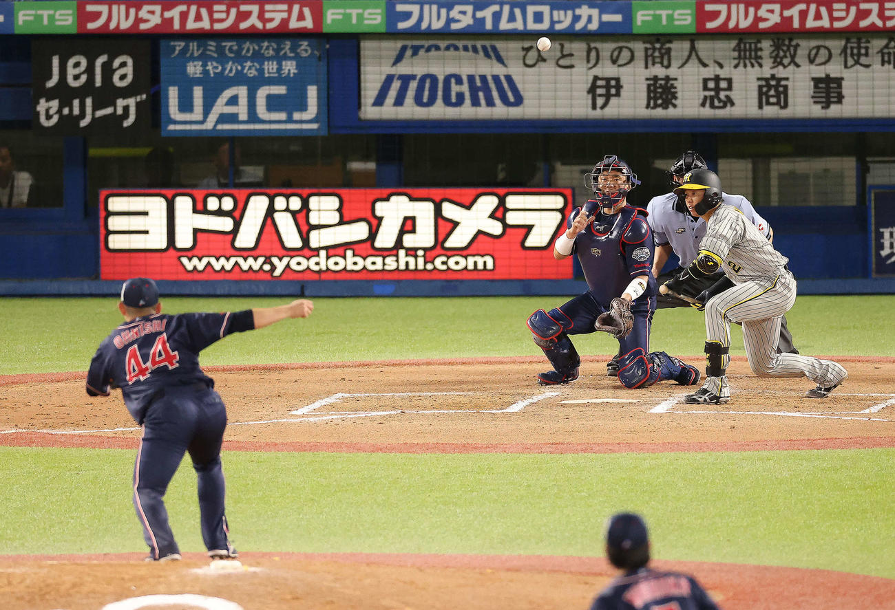ヤクルト対阪神　7回表阪神無死一塁、投前に内野安打を放つ梅野。投手大西（撮影・河田真司）