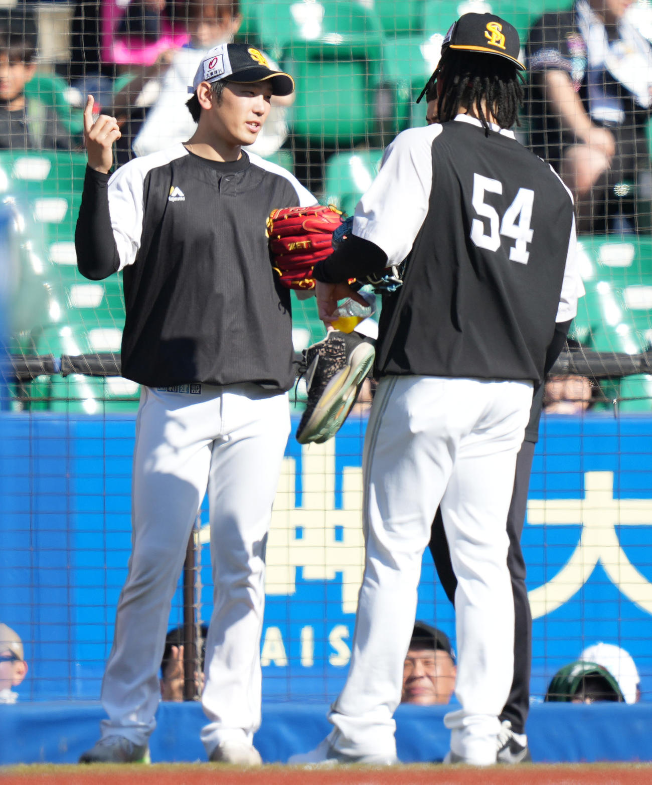 ロッテ対ソフトバンク　試合前練習を終え、オスナ（右）と話すソフトバンク石川（撮影・鈴木みどり）