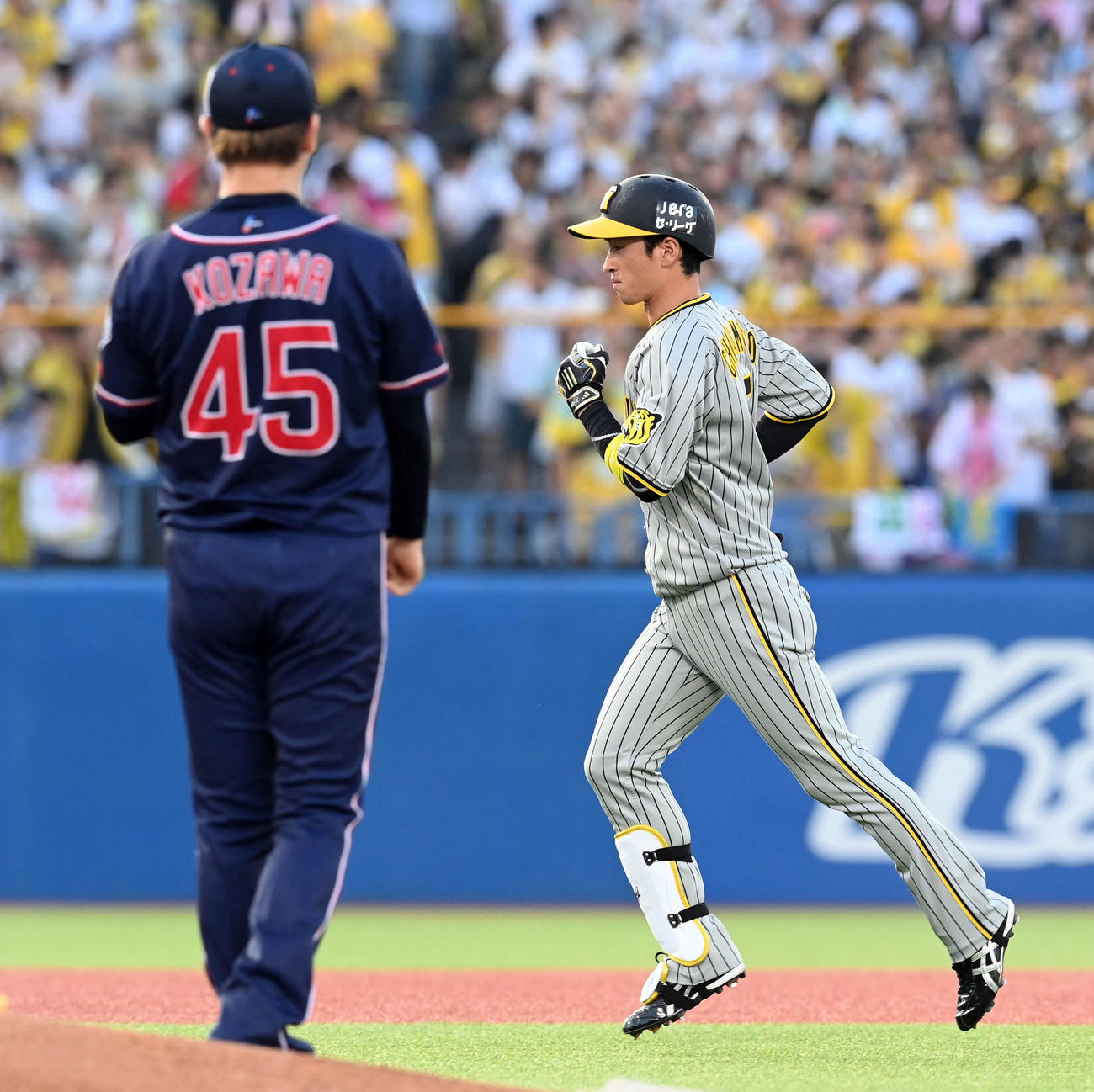 ヤクルト対阪神　1回表阪神無死、右飛に倒れる近本（撮影・たえ見朱実）