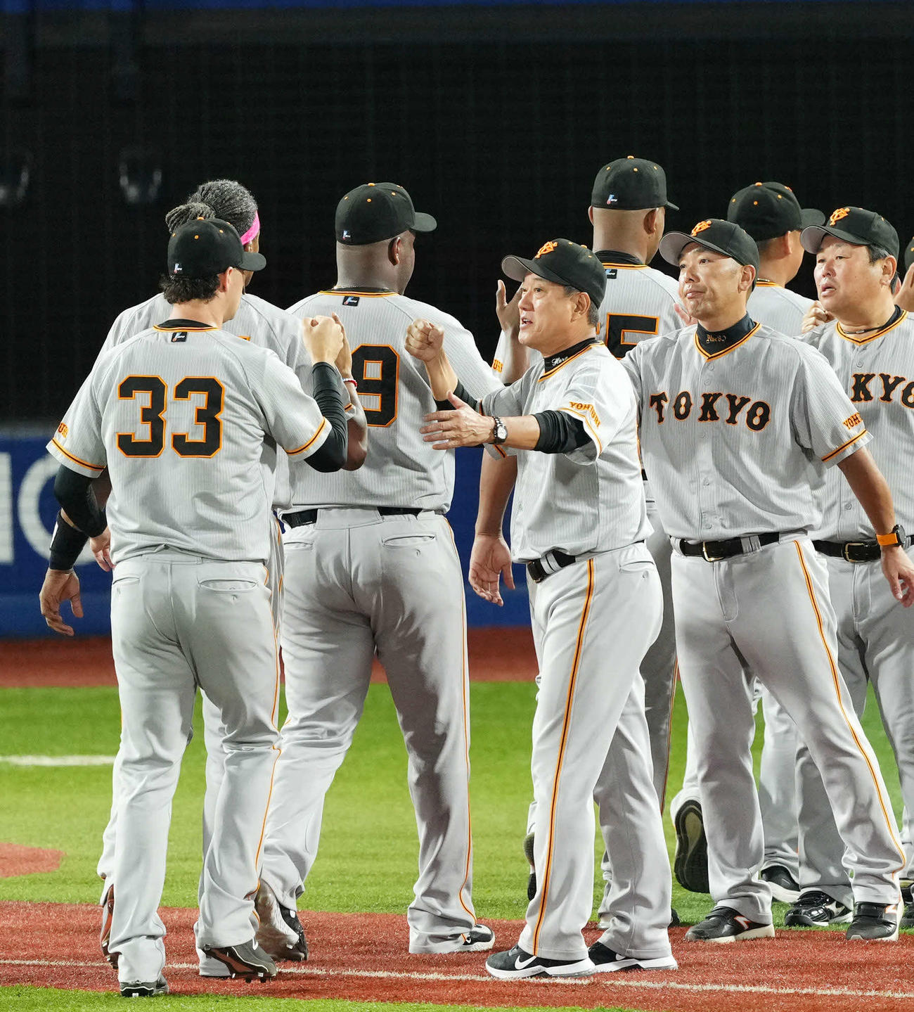 DeNA対巨人　DeNAに勝利しナインをタッチで迎える巨人原監督（中央）（撮影・横山健太）