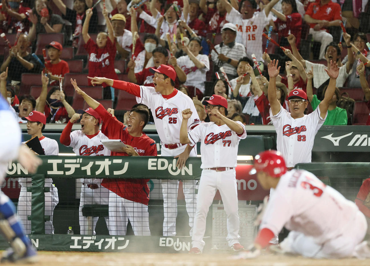 広島対中日　8回裏広島1死一、二塁、矢野の中前適時打を喜ぶ新井監督（中央）ら（撮影・加藤孝規）