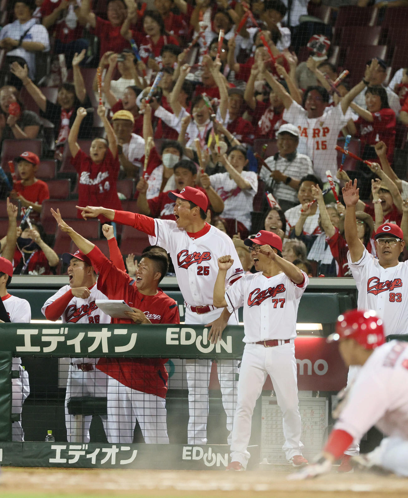 広島対中日　8回裏広島1死一、二塁、矢野の中前適時打を喜ぶ新井監督（中央）ら（撮影・加藤孝規）