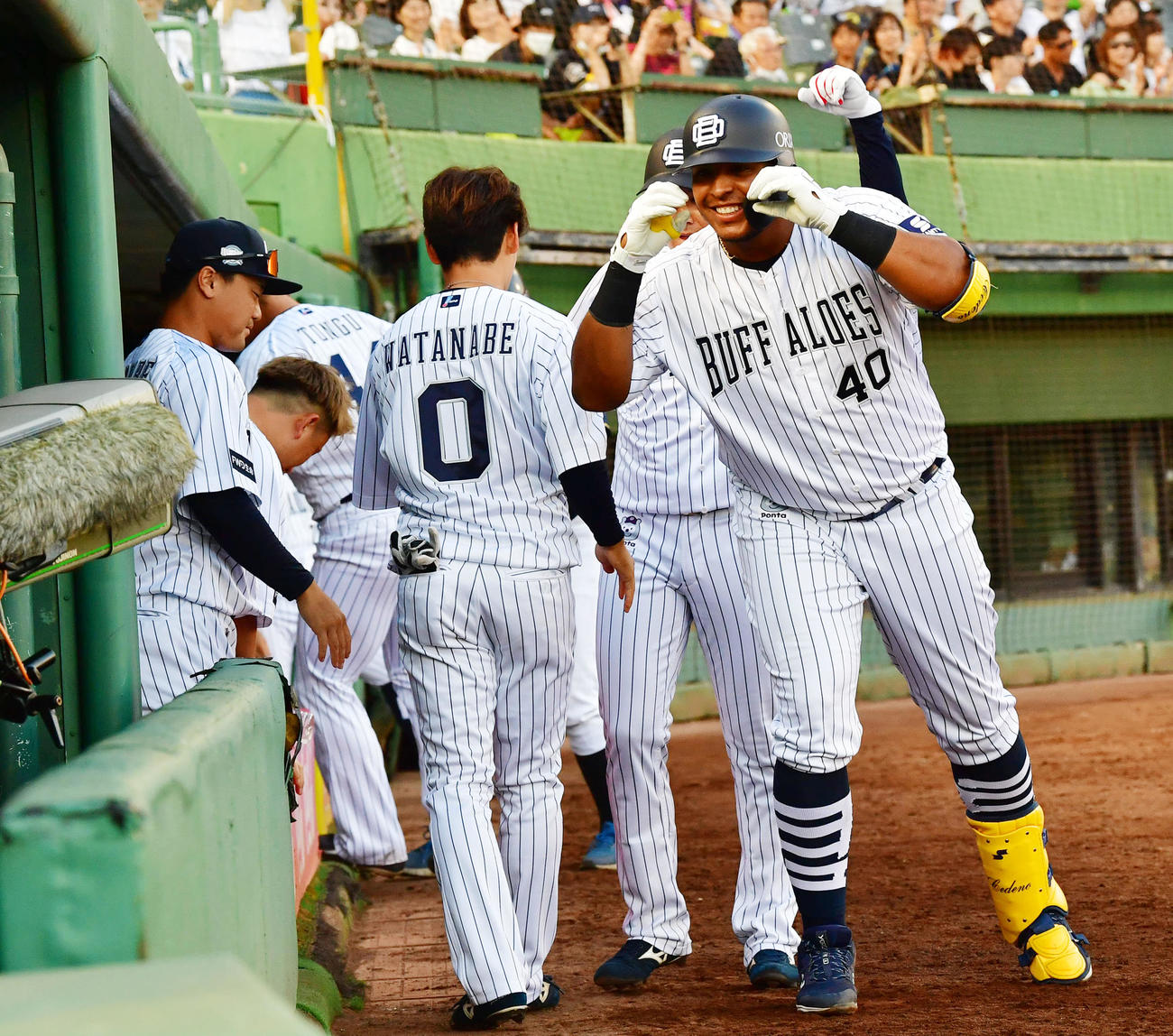 オリックス対日本ハム　7回裏オリックス1死二、三塁、セデーニョは左中間に3点本塁打を放ちパフォーマンス（撮影・前岡正明）
