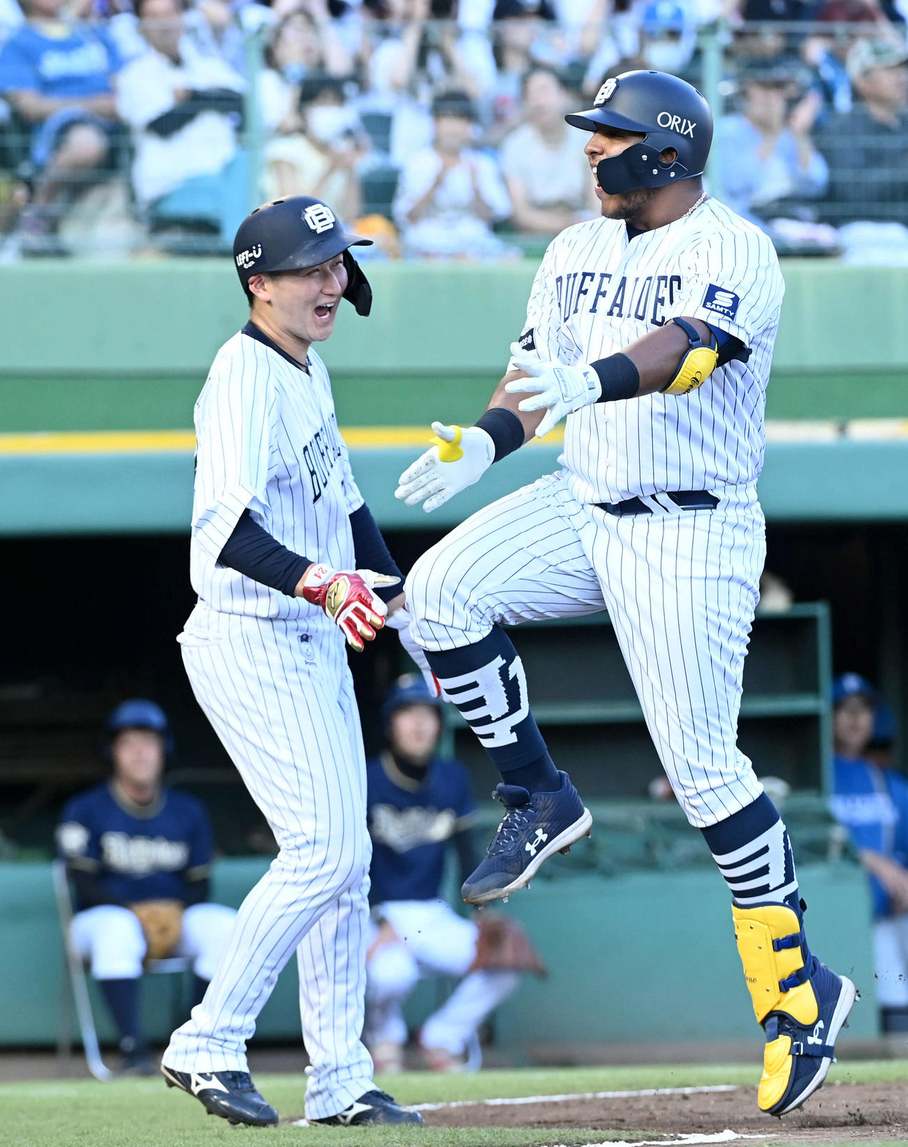 オリックス対日本ハム　7回裏オリックス1死二、三塁、セデーニョ（右）は左中間に3点本塁打を放ち紅林の祝福に笑顔を見せる（撮影・前岡正明）