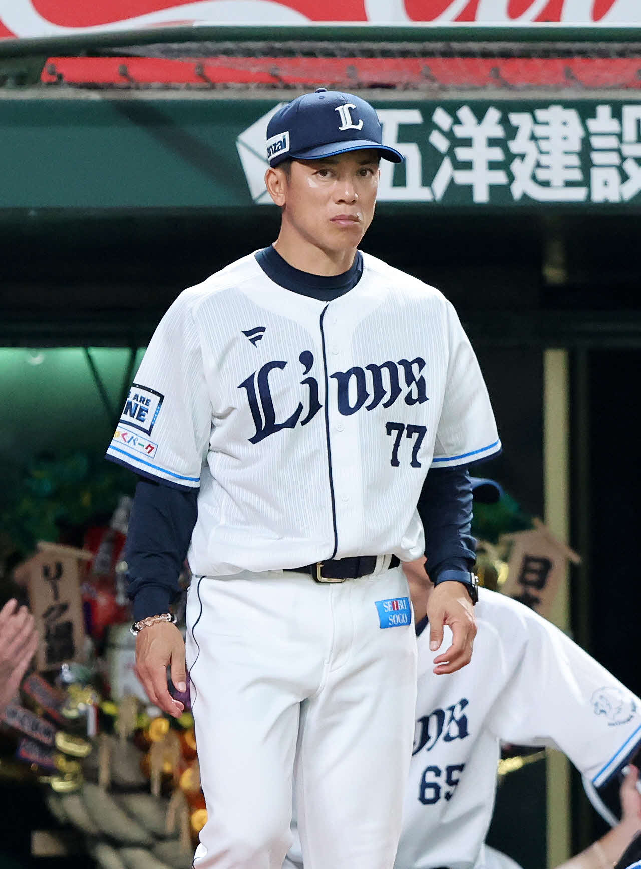 西武対楽天　9回表、投手交代を告げに行く西武松井監督（撮影・鈴木正人）