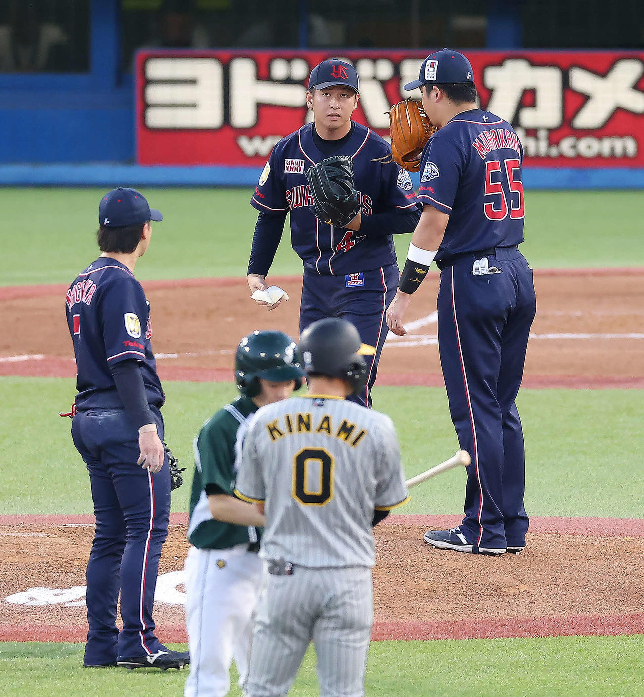 ヤクルト対阪神　3回表阪神無死二塁、木浪に同点適時二塁打を許し、マウンドで言葉を交わす小沢（左）と村上（撮影・河田真司）