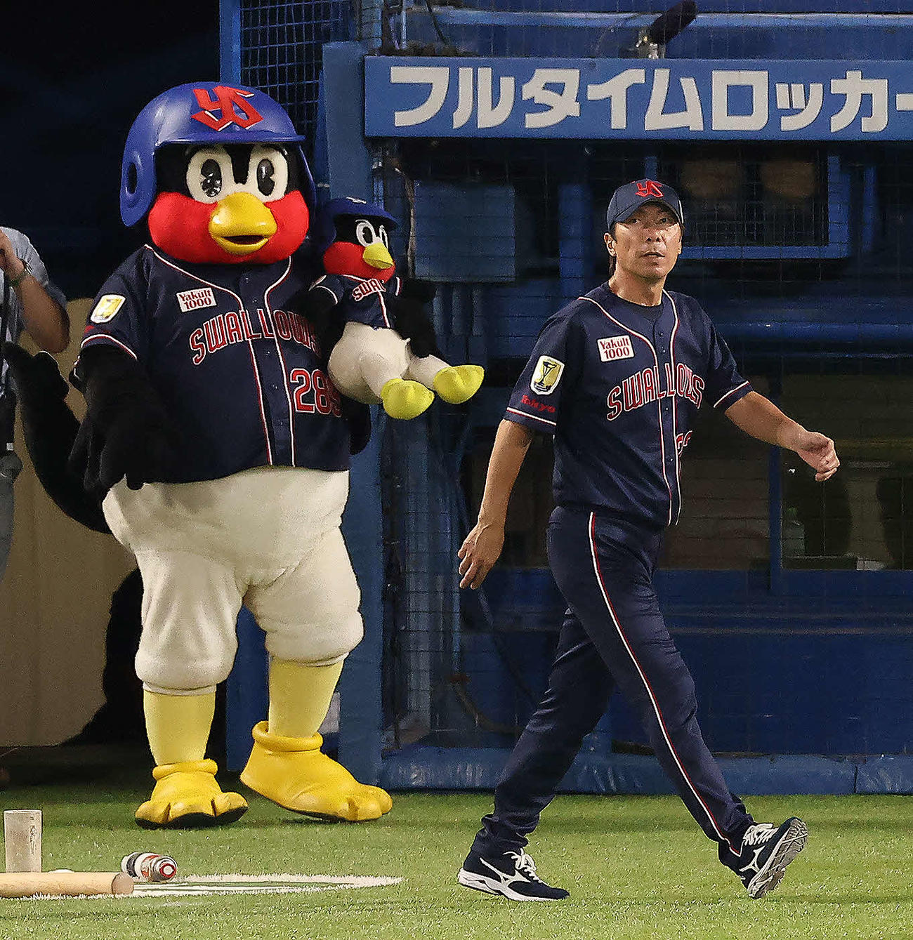 ヤクルト対阪神　5回裏を終え、選手交代を告げる高津監督（撮影・河田真司）