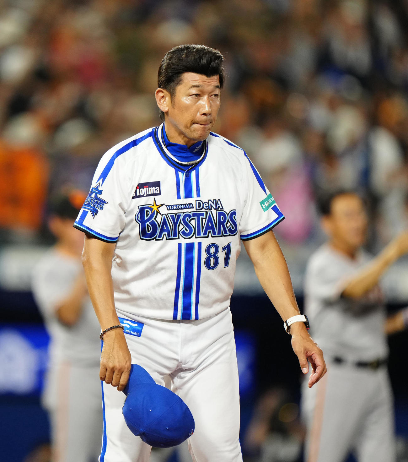 DeNA対巨人　試合後、ファンにあいさつするDeNA三浦監督（撮影・江口和貴）